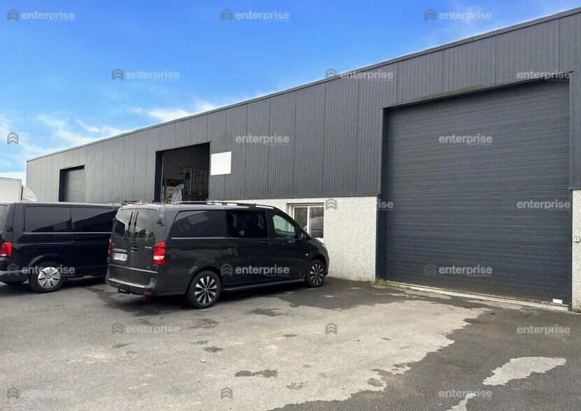 Local d’activités dans Villers-Bocage à louer - Photo de l’immeuble – Image 3 sur 6