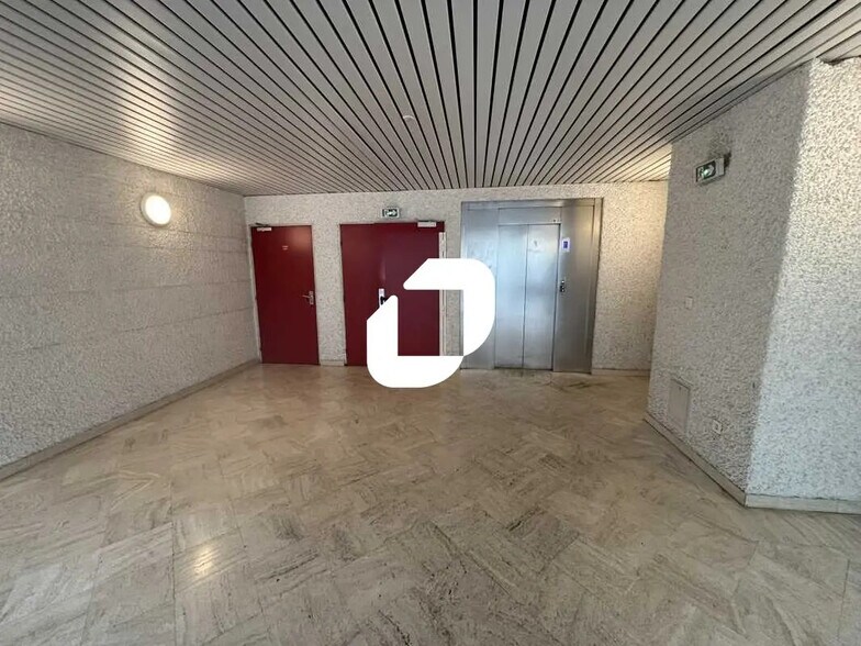Bureau dans Évry-Courcouronnes à vendre - Photo de l’immeuble – Image 3 sur 11
