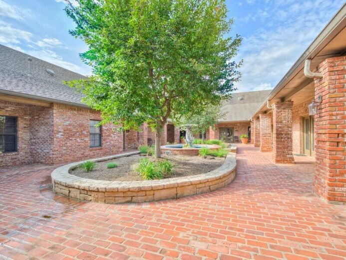 1300 E 9th St, Edmond, OK à louer - Photo de l’immeuble – Image 2 sur 4