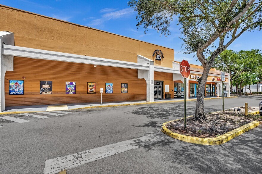 8030-8384 N Pines Blvd, Pembroke Pines, FL à louer - Photo de l’immeuble – Image 1 sur 46