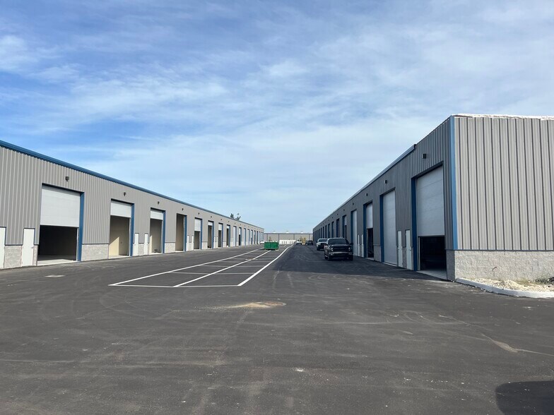 16261 Pine Ridge Rd, Fort Myers, FL à louer - Photo de l’immeuble – Image 3 sur 10