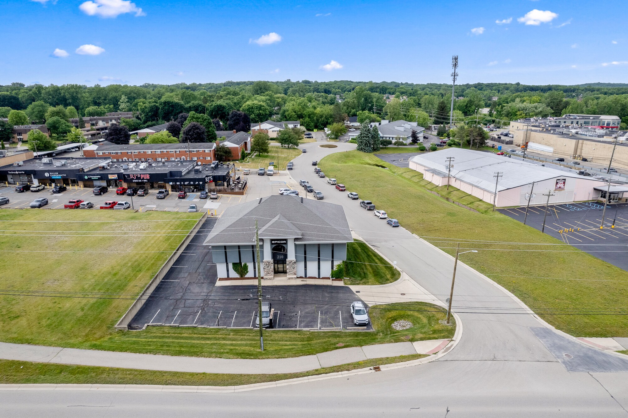 210 W Tienken Rd, Rochester Hills, MI à louer Photo de l’immeuble– Image 1 sur 20