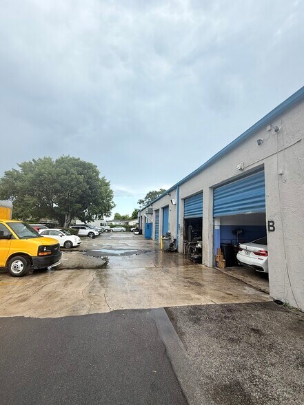 4711 W Hallandale Beach Blvd, Hollywood, FL à louer - Photo de l’immeuble – Image 3 sur 8