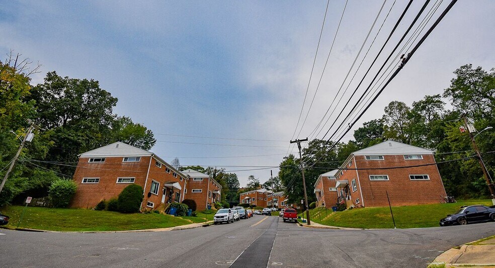 Holiday Hills Townhomes portefeuille de 3 biens à vendre sur LoopNet.fr - Photo principale – Image 1 sur 13