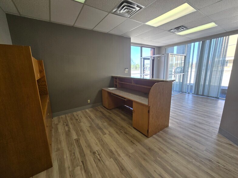 5580 45 St, Red Deer, AB à louer - Photo de l’immeuble – Image 3 sur 16