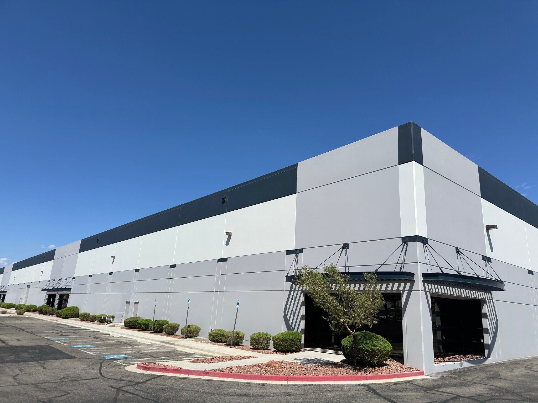 4200 Flossmoor St, Las Vegas, NV à louer Photo de l’immeuble– Image 1 sur 3