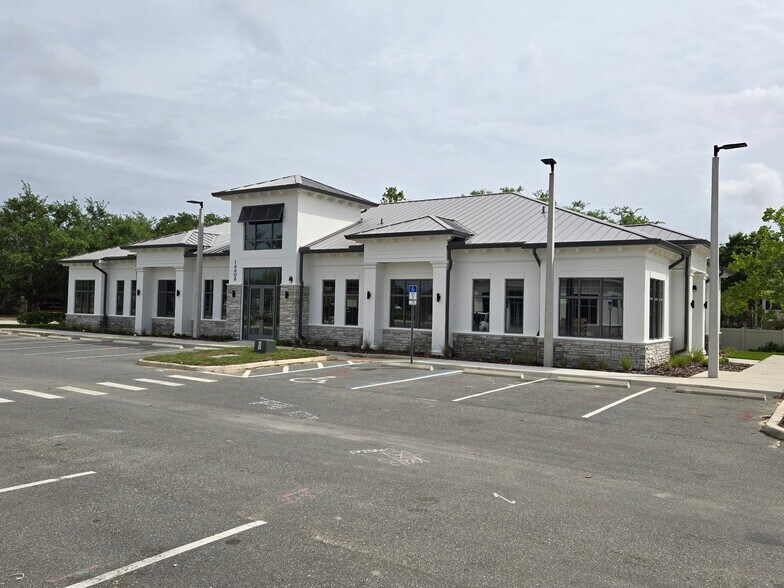 16608 Sunrise Lakes Blvd, Clermont, FL à louer - Photo de l’immeuble – Image 2 sur 17