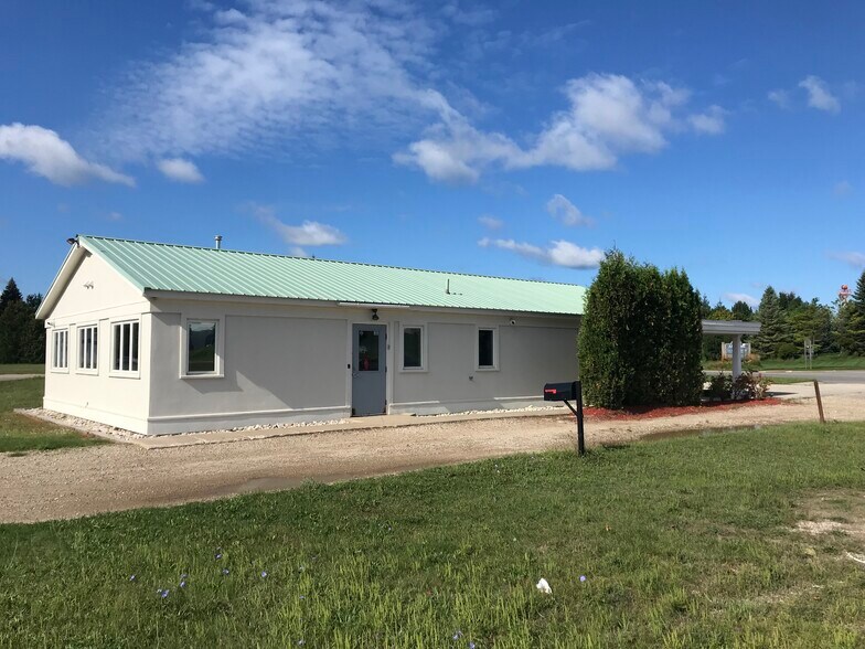 1520 Bridge St, Charlevoix, MI à vendre - Photo de l’immeuble – Image 2 sur 29