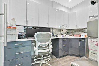 6527 Roosevelt Ave, Woodside, NY à louer Photo intérieure– Image 1 sur 5