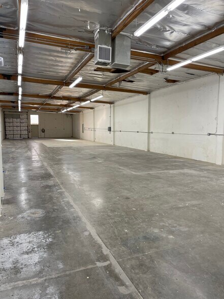 8589 Canoga Ave, Canoga Park, CA à louer - Photo de l’immeuble – Image 3 sur 10