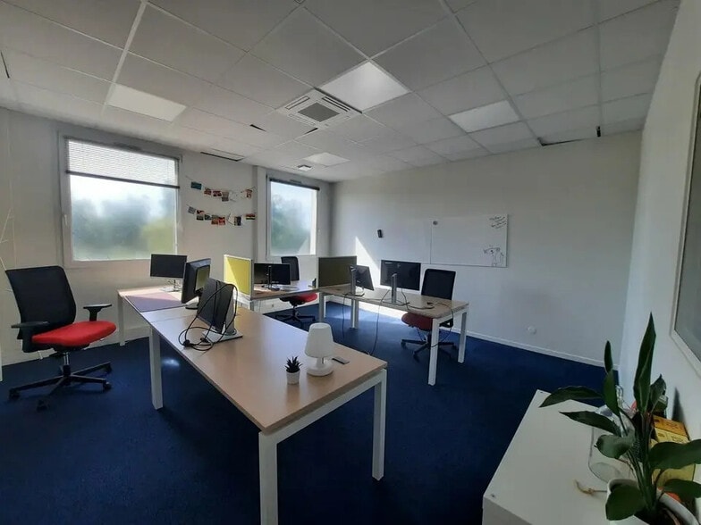 Bureau dans Petit-Couronne à louer - Photo de l’immeuble – Image 2 sur 16