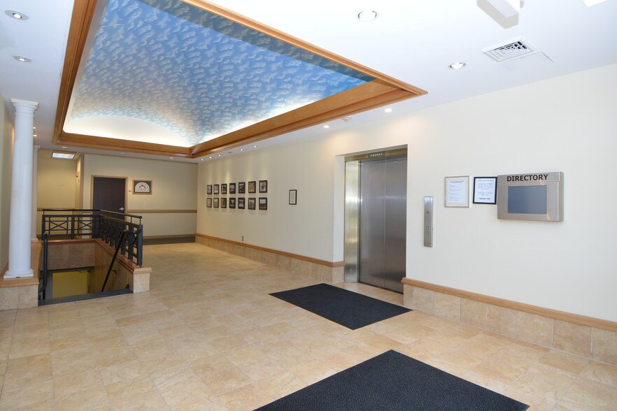 225 N Main St, Bristol, CT à louer - Hall d’entrée – Image 3 sur 6