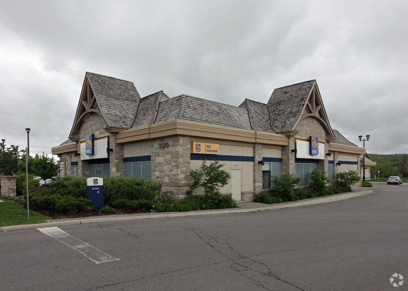 1520 Major Mackenzie Dr, Vaughan, ON à louer - Photo de l’immeuble – Image 2 sur 4