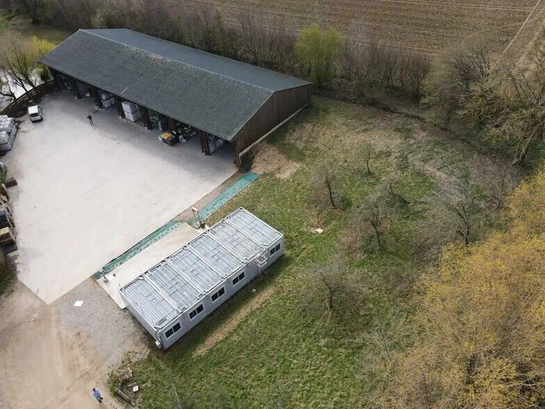 Local d’activités dans Berneuil-en-Bray à louer - Photo de l’immeuble – Image 2 sur 23