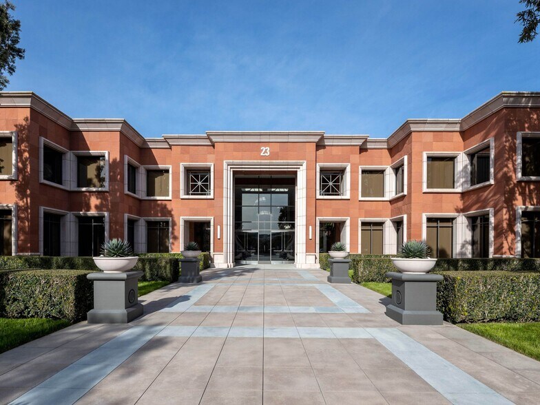 23 Corporate Plaza Dr, Newport Beach, CA à louer - Photo de l’immeuble – Image 2 sur 15