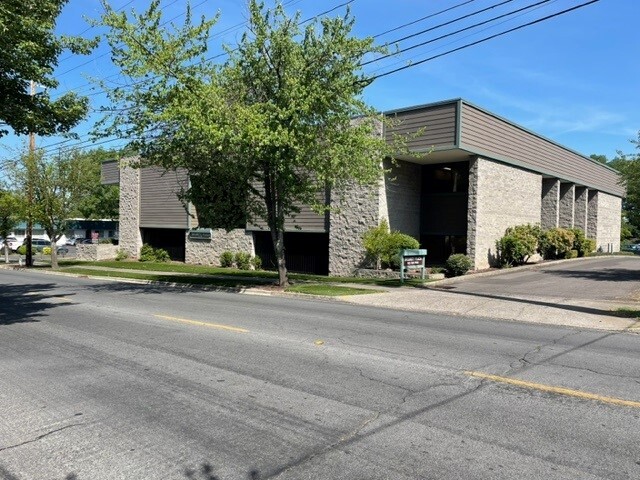 1175 E Main St, Medford, OR à louer - Photo de l’immeuble – Image 1 sur 4