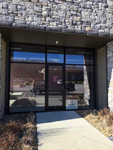 7024 Elizabeth St, Parkville, MO à louer - Photo de l’immeuble – Image 2 sur 15