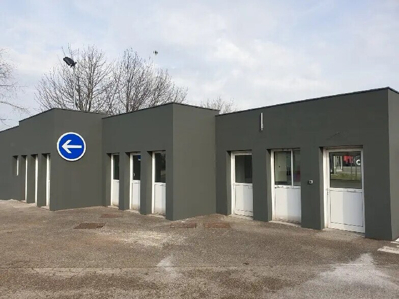 Local d’activités dans Saint-Quentin-Fallavier à louer - Photo de l’immeuble – Image 3 sur 3