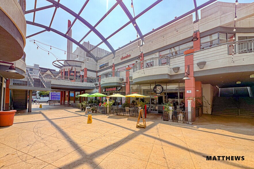 245 Pine Ave, Long Beach, CA à louer - Photo de l’immeuble – Image 2 sur 4