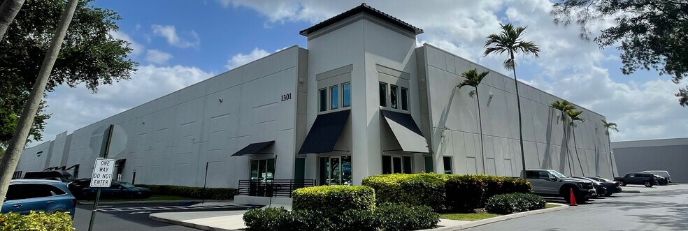 1301-1304 NW 84th Ave, Doral, FL à louer - Photo de l’immeuble – Image 1 sur 4