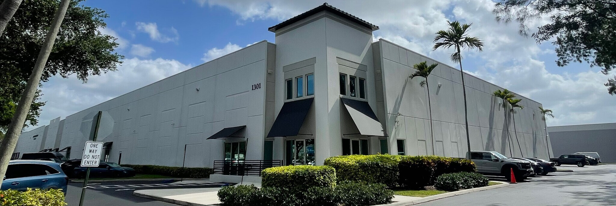 1301-1304 NW 84th Ave, Doral, FL à louer Photo de l’immeuble– Image 1 sur 5