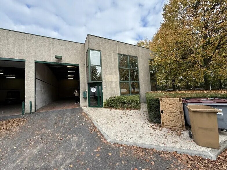 Local d’activités dans Villepinte à louer - Photo de l’immeuble – Image 1 sur 4