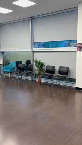 Plus de détails pour 4420 Calgary Trl NW, Edmonton, AB - Local commercial à louer