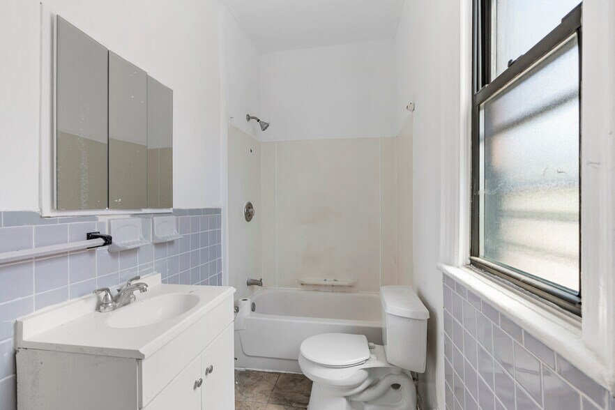 1711 Zerega Ave, Bronx, NY à louer - Photo de l’immeuble – Image 2 sur 25