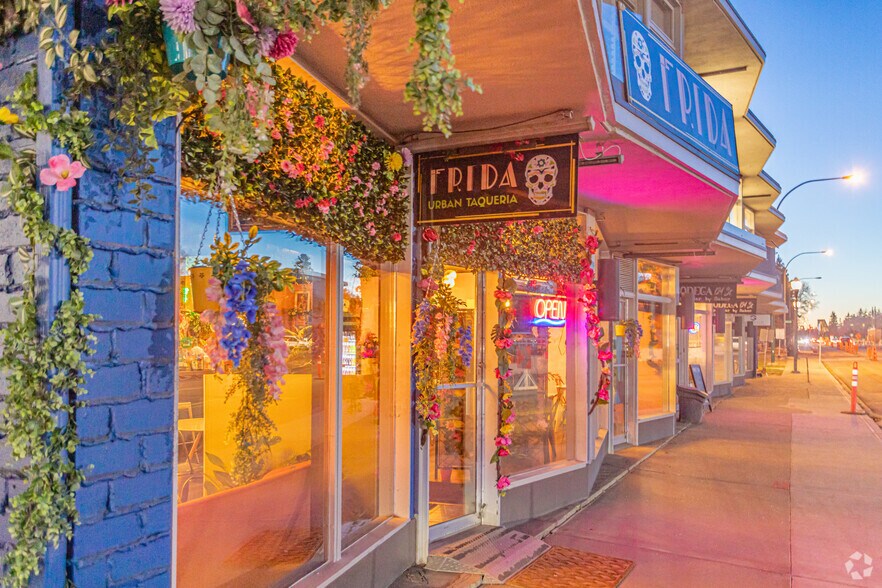 12411-12421 Stony Plain Rd NW, Edmonton, AB à louer - Photo de l’immeuble – Image 2 sur 6