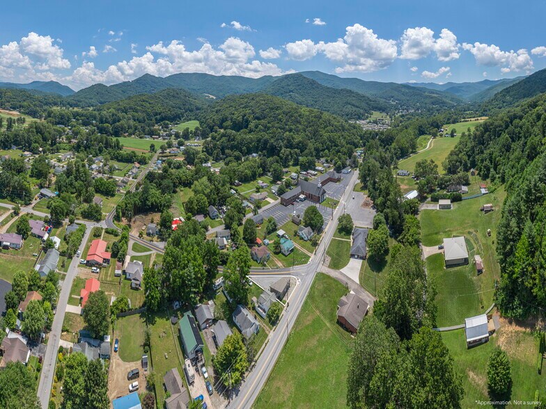491 Allens Creek Rd, Waynesville, NC à louer - Photo de l’immeuble – Image 2 sur 21