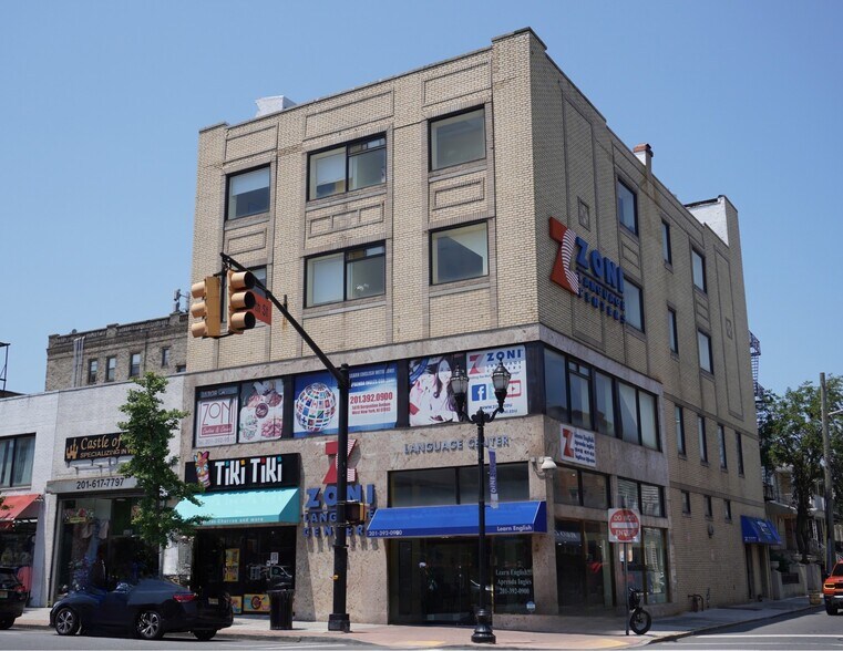 5617-5619 Bergenline Ave, West New York, NJ à louer - Photo de l’immeuble – Image 1 sur 4