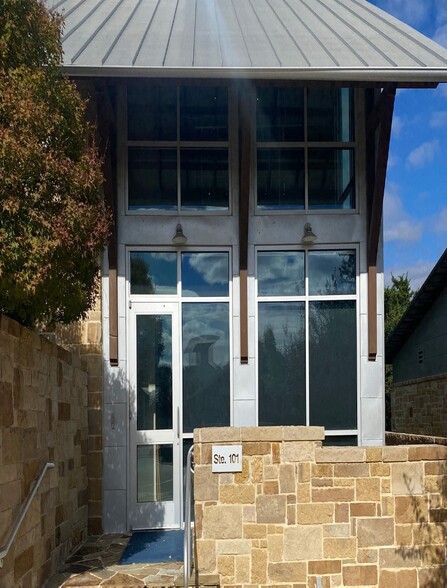 16118 Via Shavano, San Antonio, TX à louer - Photo de l’immeuble – Image 2 sur 7