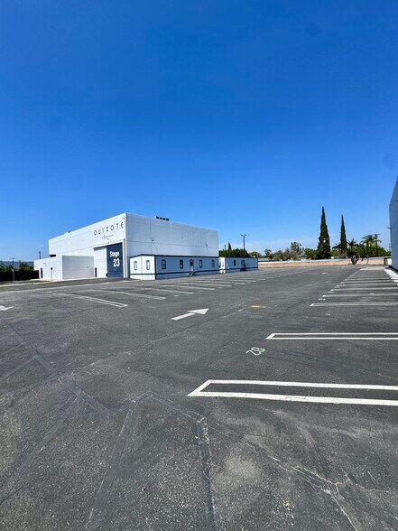 13939 Saticoy St, Panorama City, CA à louer - Photo de l’immeuble – Image 2 sur 6