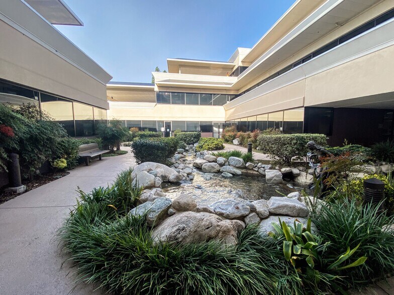 4195 E Thousand Oaks Blvd, Westlake Village, CA à louer - Photo de l’immeuble – Image 2 sur 7
