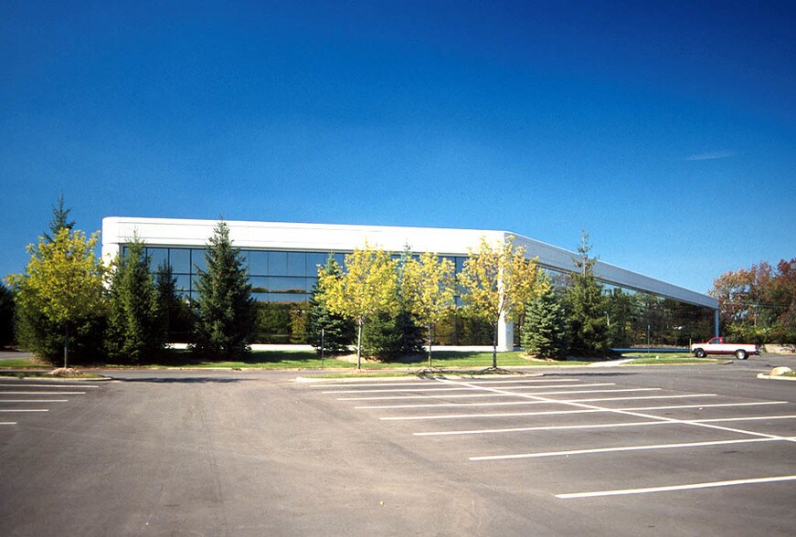 31700 Middlebelt Rd, Farmington Hills, MI à louer - Photo de l’immeuble – Image 3 sur 11