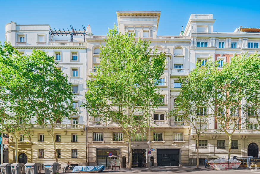 Immeuble residentiel dans Madrid, Madrid à vendre - Photo de l’immeuble – Image 2 sur 2