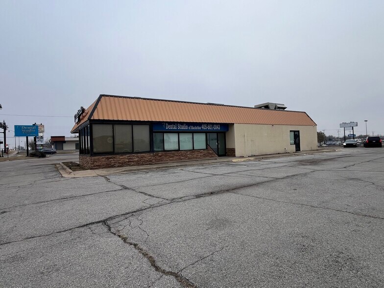 2323 N Macarthur Blvd, Oklahoma City, OK à vendre - Photo de l’immeuble – Image 3 sur 6