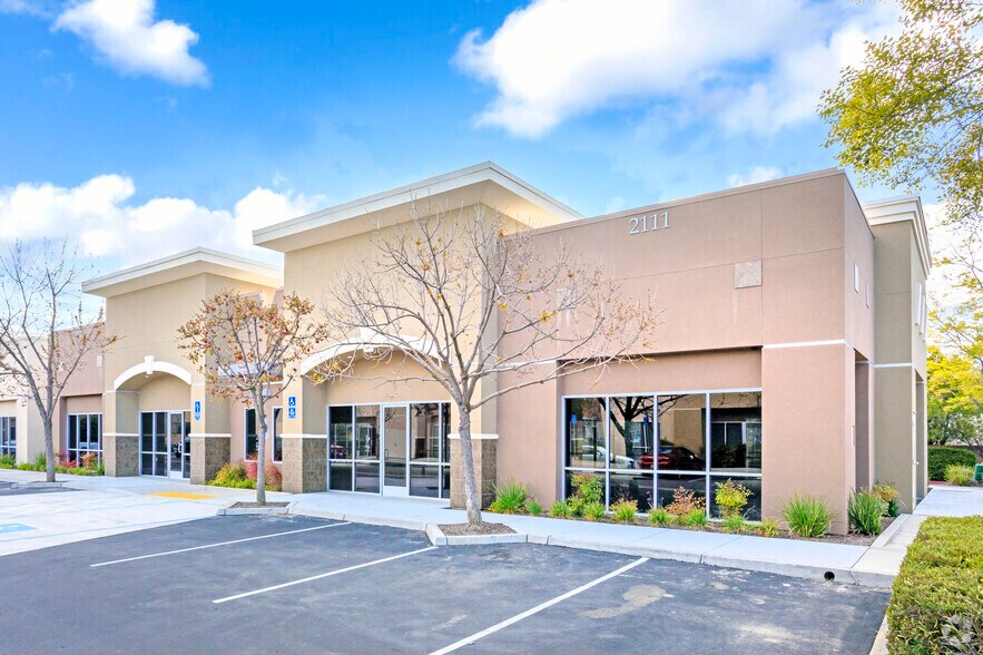 2101 Herndon Ave, Clovis, CA à louer - Photo de l’immeuble – Image 2 sur 14