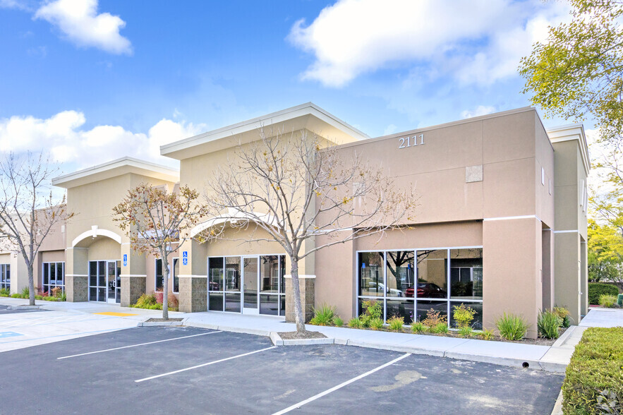 2101 Herndon Ave, Clovis, CA à louer - Photo de l’immeuble – Image 3 sur 18