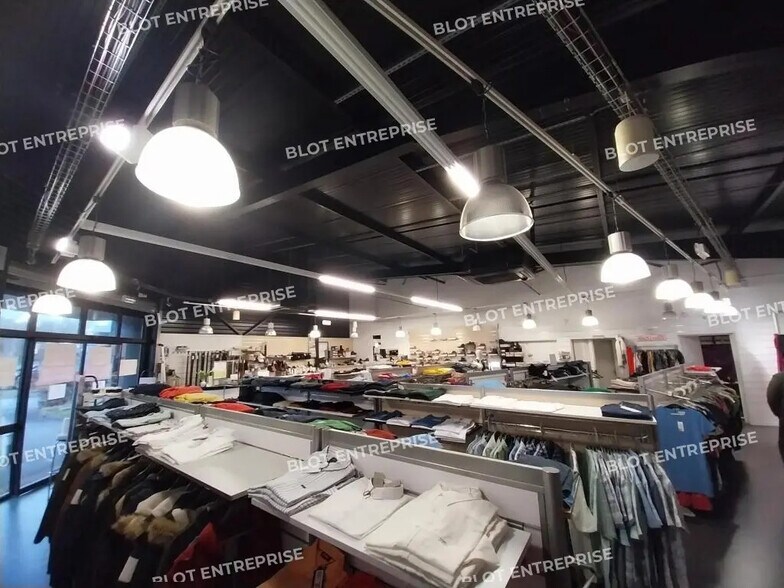 Local commercial dans Malguénac à louer - Photo de l’immeuble – Image 3 sur 6