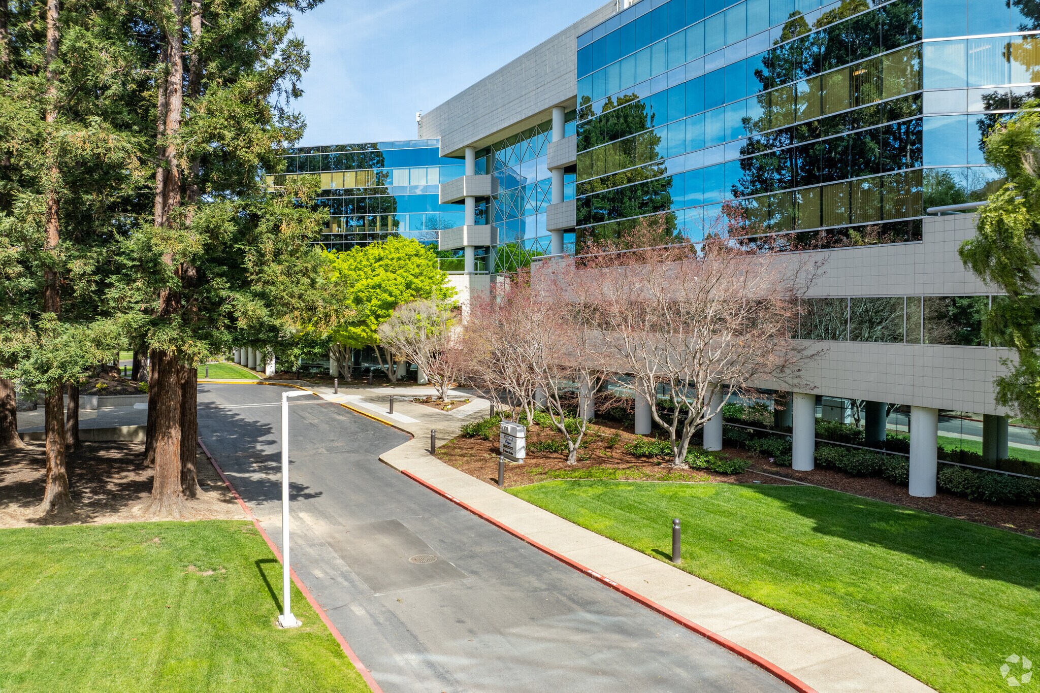 2450 Venture Oaks Way, Sacramento, CA à louer Photo de l’immeuble– Image 1 sur 15