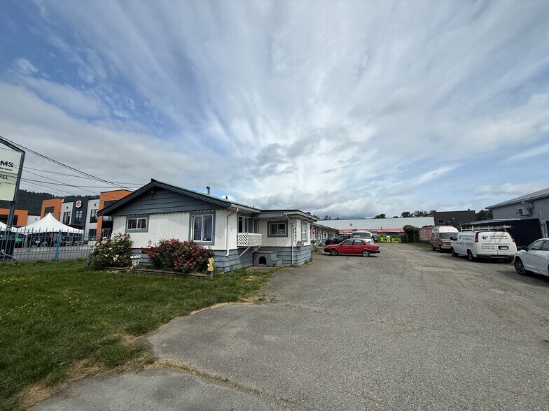 44477 Yale Rd, Chilliwack, BC à vendre - Photo de l’immeuble – Image 2 sur 9