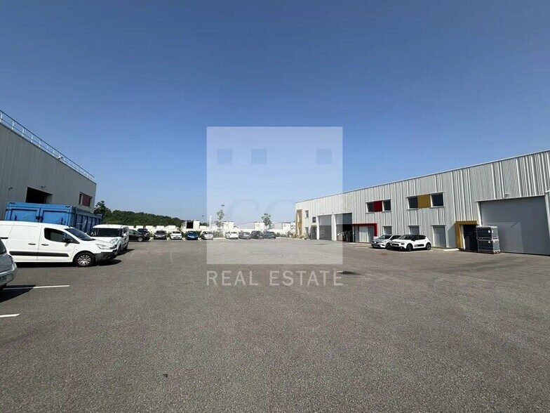 Local d’activités dans Corbas à louer - Photo de l’immeuble – Image 3 sur 3