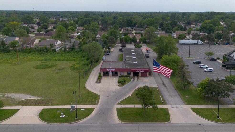 35989-36001 Plymouth Rd, Livonia, MI à vendre - Photo de l’immeuble – Image 2 sur 4