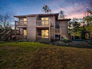 Plus de détails pour 520 Courtwood Ln, Hendersonville, NC - Logement à vendre