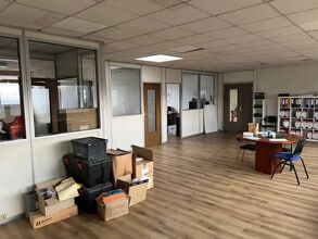 240 Rue Helene Boucher, Buc à louer Photo de l’immeuble– Image 1 sur 4