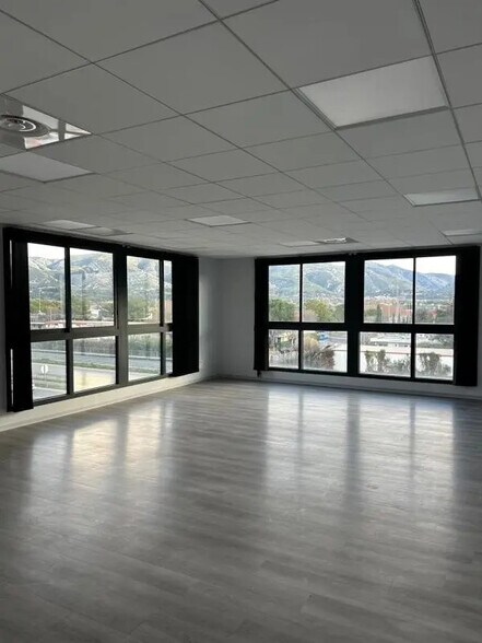 Bureau dans Aubagne à louer - Photo de l’immeuble – Image 2 sur 7