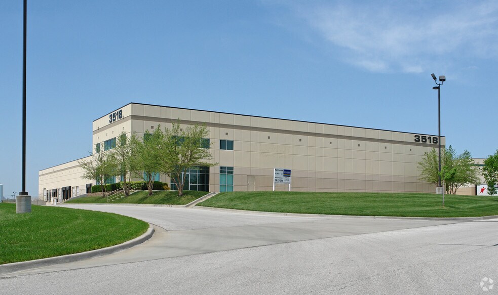 3518-3522 Enterprise Dr, Kansas City, MO à louer - Photo de l’immeuble – Image 3 sur 7