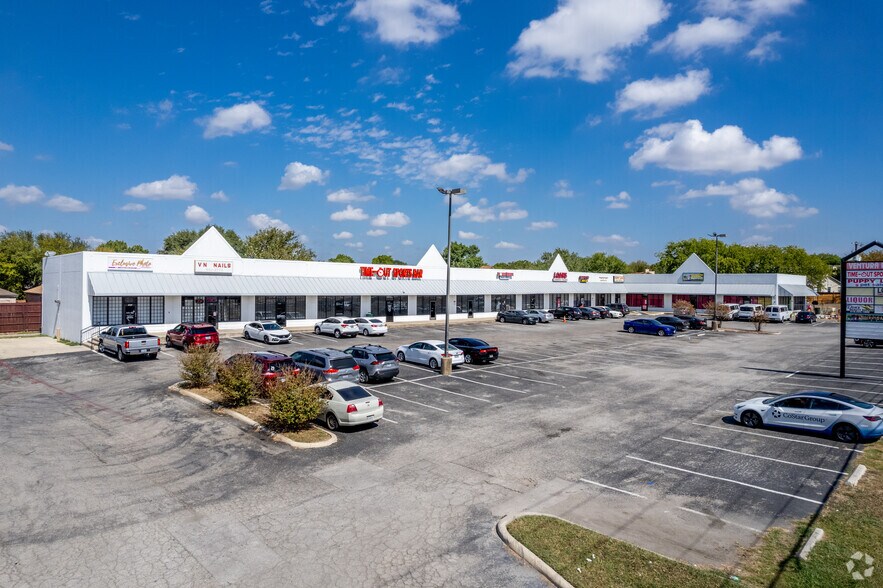 8021 FM 78, San Antonio, TX à louer - Photo de l’immeuble – Image 2 sur 4