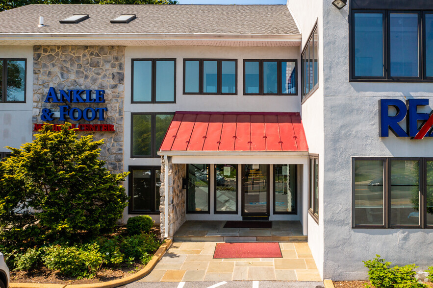 528 E Lancaster Ave, Wayne, PA à louer - Photo de l’immeuble – Image 3 sur 19